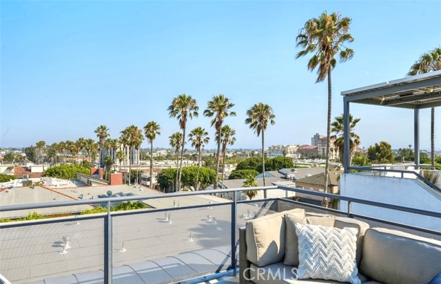 1035 19th Street, Santa Monica CA: https://media.crmls.org/medias/e32ab4b9-edac-4e66-aaac-fb67e5bb172a.jpg