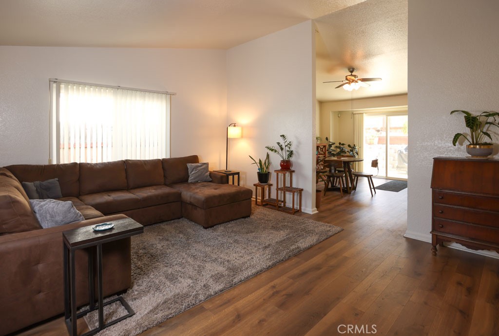 https://media.crmls.org/medias/e32b20cd-4e89-426d-8d22-f6df2bfbb270.jpg?preset=X-Large