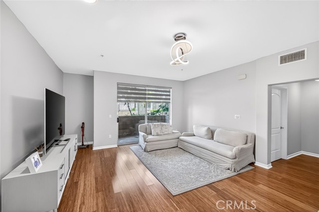 629 Traction, Los Angeles CA: https://media.crmls.org/medias/e32b4aaa-513c-4108-9484-fa7a28876ce4.jpg