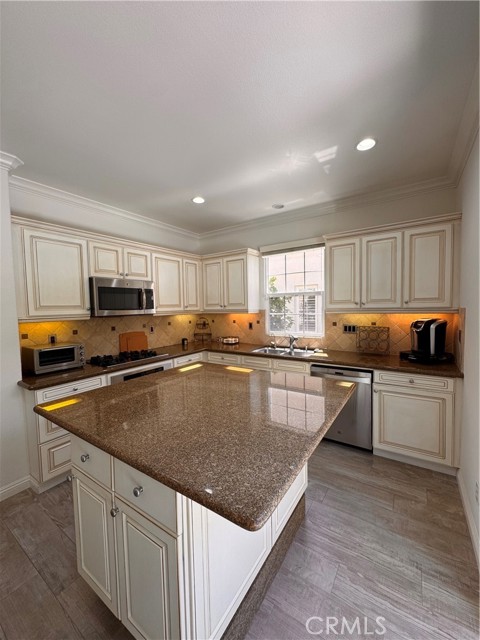 44 Arcata, Irvine CA: https://media.crmls.org/medias/e32c40fd-2372-4321-802c-a2418a6243ee.jpg