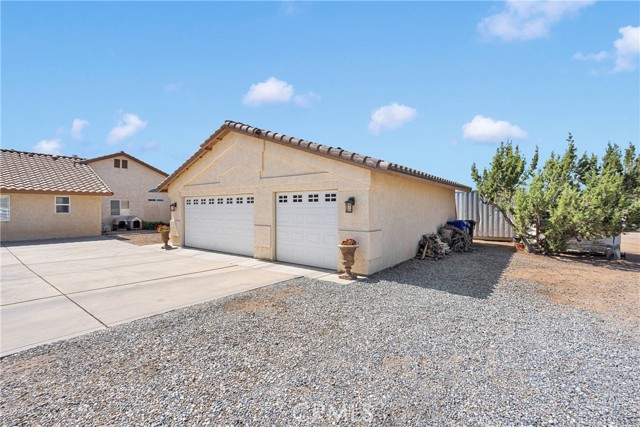 12958 Ranchero Road, Oak Hills CA: https://media.crmls.org/medias/e32da7e0-5433-410f-bf0d-0434823e7256.jpg