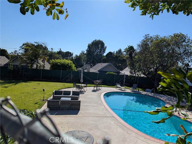 Detail Gallery Image 3 of 13 For 200 W 37th, Long Beach,  CA 90807 - 4 Beds | 4 Baths