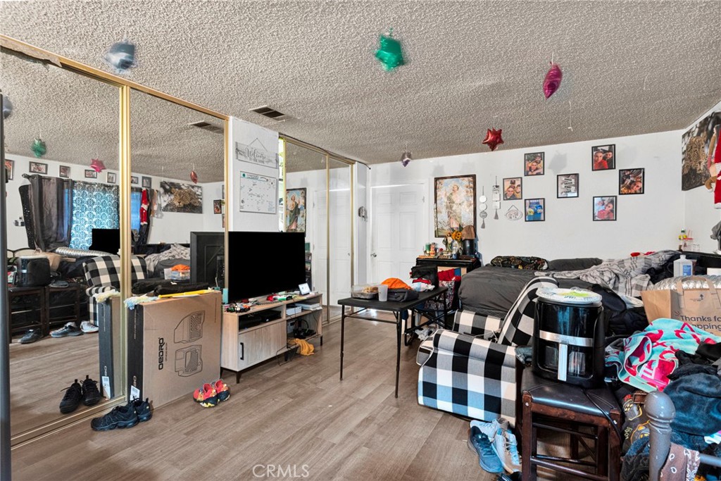 https://media.crmls.org/medias/e331ec06-04fd-43d3-a878-98d23409f8da.jpg?preset=X-Large