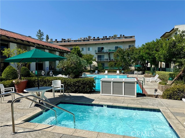5460 White Oak Avenue, Encino CA: https://media.crmls.org/medias/e332be96-74f3-4c41-98d6-b1f36f2455af.jpg