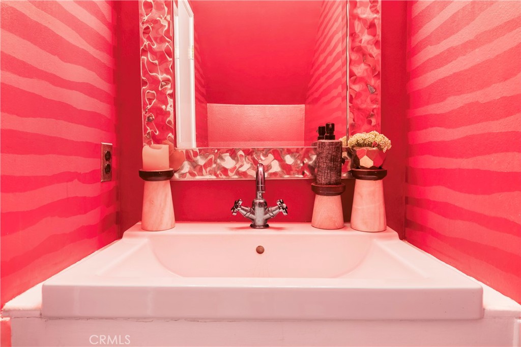 https://media.crmls.org/medias/e335c819-c4d1-4415-98f5-b5b98f35487c.jpg?preset=X-Large