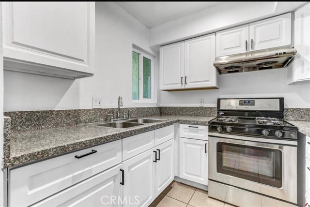 Detail Gallery Image 7 of 20 For 6155 Reseda Blvd #4,  Tarzana,  CA 91335 - 3 Beds | 2 Baths