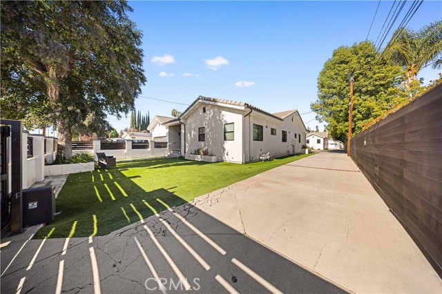 Detail Gallery Image 18 of 24 For 22913 Burbank, Woodland Hills,  CA 91367 - 11 Beds | 8 Baths