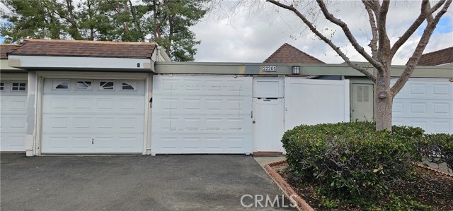 22265 Caminito Mescalero, Laguna Hills CA: https://media.crmls.org/medias/e33a44f4-2d07-4c4d-9bdd-e34cbd77238a.jpg