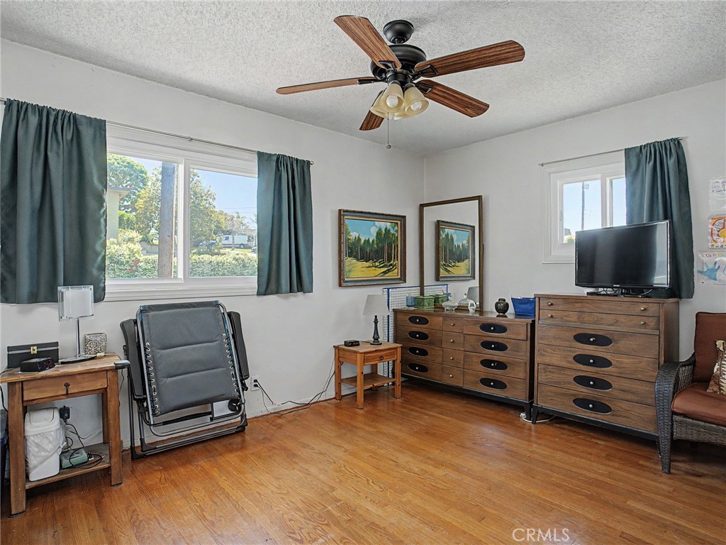 https://media.crmls.org/medias/e33d37d9-ab48-450a-b033-b4207efef64c.jpg?preset=X-Large