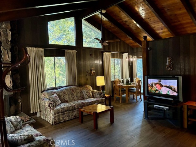 Detail Gallery Image 5 of 39 For 23992 Lakeview Dr., Crestline,  CA 92325 - 3 Beds | 2 Baths