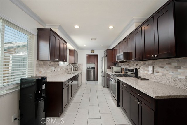 Detail Gallery Image 10 of 31 For 16420 Flanders St, Granada Hills,  CA 91344 - 3 Beds | 2 Baths