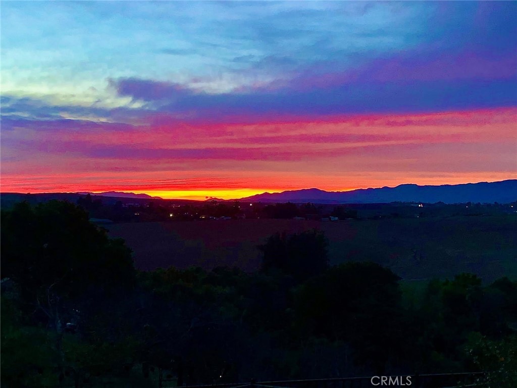 https://media.crmls.org/medias/e33df9b8-179c-44b2-9cfe-8ba159bba538.jpg?preset=X-Large