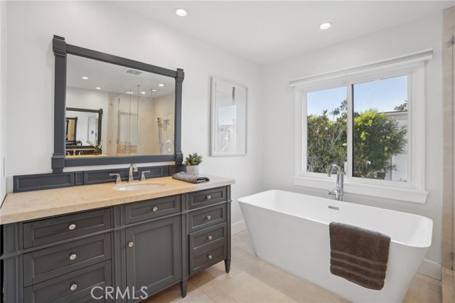 2501 N Poinsettia Avenue, Manhattan Beach CA: https://media.crmls.org/medias/e33f5dad-bb4e-4686-80d4-56eb2cc68b2e.jpg