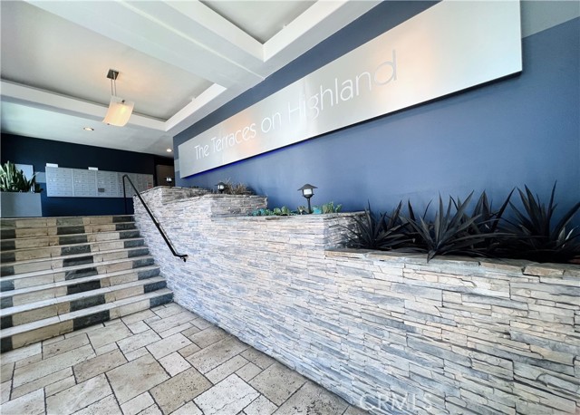Detail Gallery Image 2 of 26 For 1940 N Highland Ave #25,  Los Angeles,  CA 90068 - 2 Beds | 2 Baths