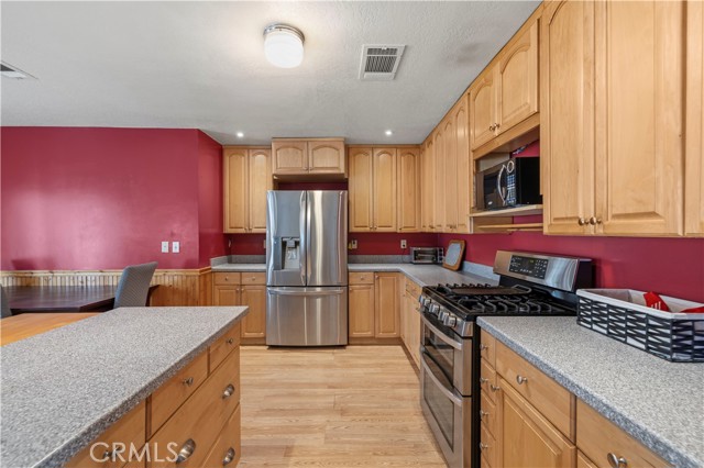 Detail Gallery Image 10 of 44 For 19525 Steinway, Canyon Country,  CA 91351 - 4 Beds | 2 Baths