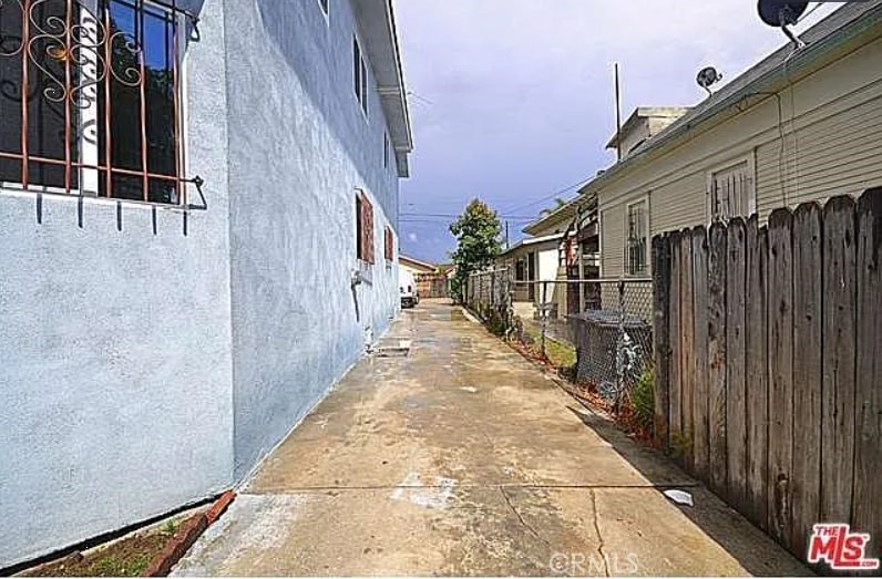 https://media.crmls.org/medias/e3400573-52d3-4c8c-9b14-640bbc9e317c.jpg?preset=X-Large