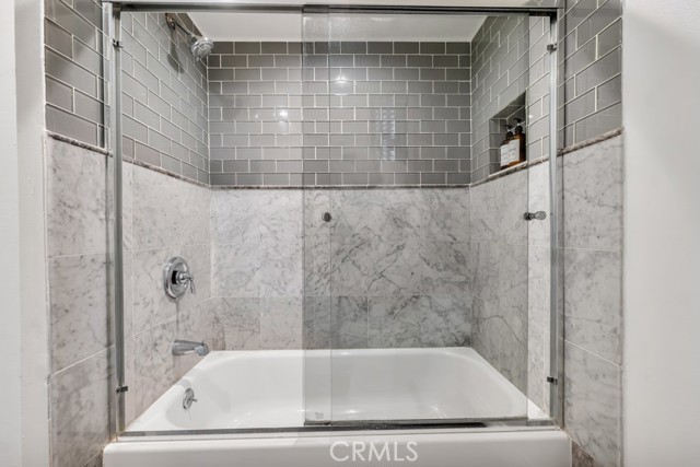 Detail Gallery Image 8 of 27 For 4221 W Sarah St #24,  Burbank,  CA 91505 - 2 Beds | 2/1 Baths