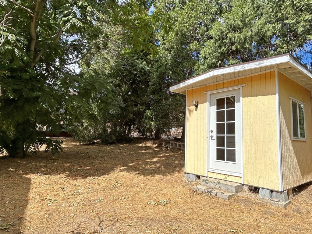 https://media.crmls.org/medias/e341c4c7-f3e6-4ded-872f-d5e8a88bf0f2.jpg?preset=X-Large