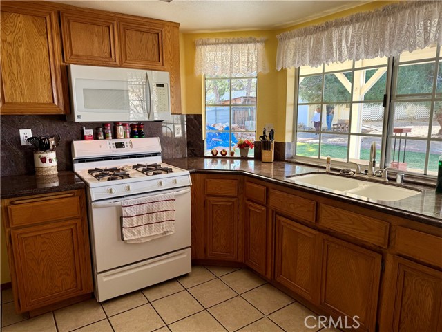 Detail Gallery Image 15 of 25 For 14372 Woodland Dr, Victorville,  CA 92395 - 3 Beds | 2 Baths