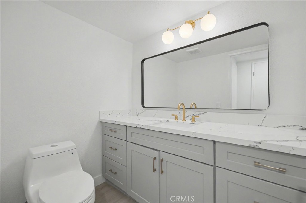 https://media.crmls.org/medias/e3471345-c4a9-41a0-a8b1-353939ca3a2f.jpg?preset=X-Large