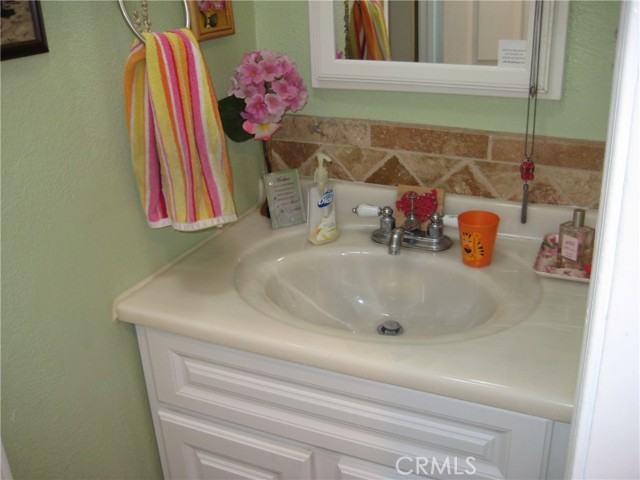 Detail Gallery Image 10 of 27 For 11408 214th, Lakewood,  CA 90715 - 3 Beds | 1/1 Baths