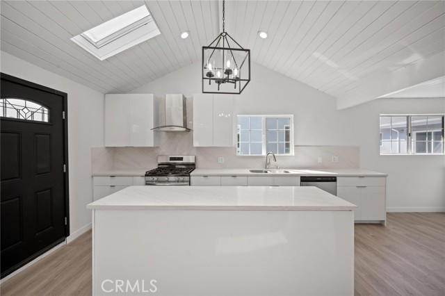 Detail Gallery Image 4 of 42 For 7445 Balcom Ave, Reseda,  CA 91335 - 4 Beds | 2 Baths