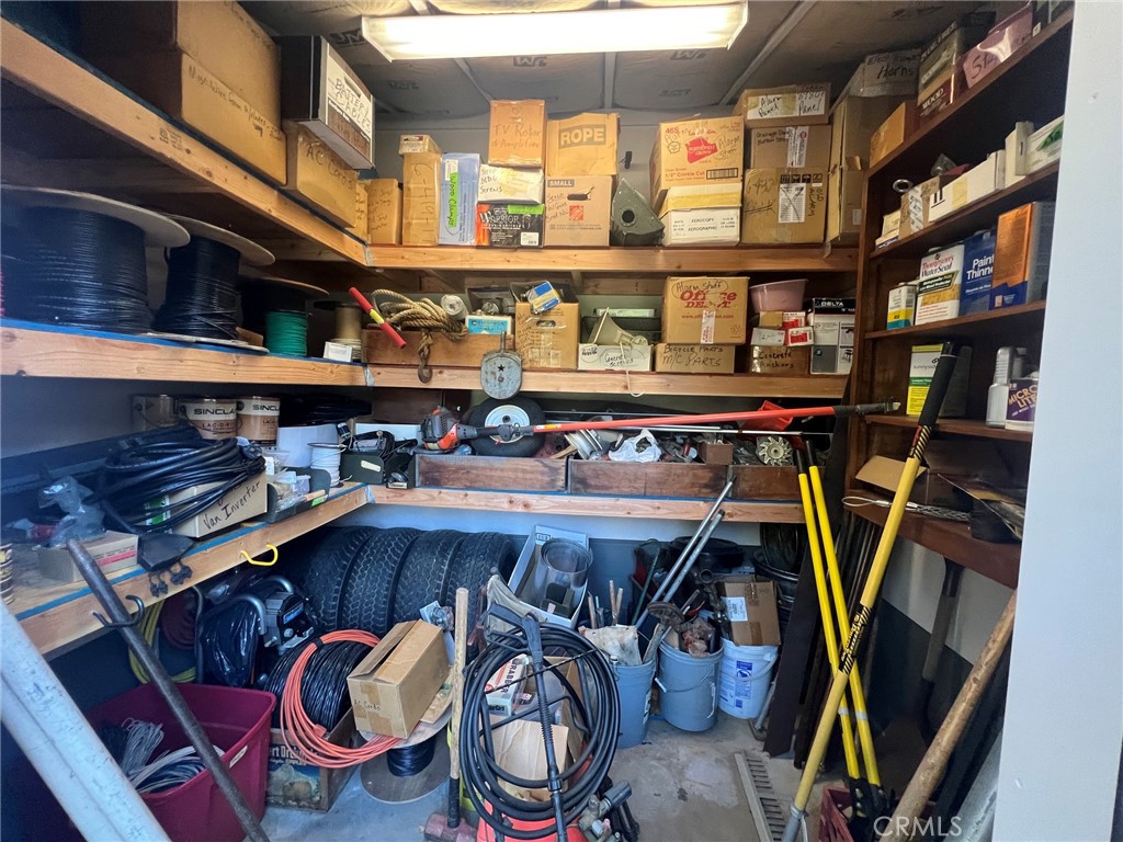 https://media.crmls.org/medias/e348edfd-a58f-4a01-a1ec-fccaa000b07f.jpg?preset=X-Large