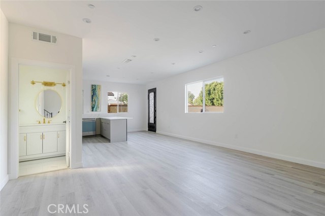 Detail Gallery Image 8 of 24 For 17428 Roscoe Bld, Northridge,  CA 91325 - 2 Beds | 2/1 Baths