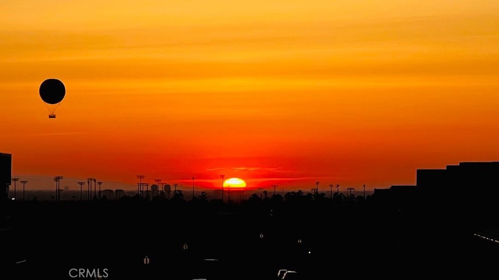 https://media.crmls.org/medias/e3495e07-8dfe-49b5-afce-222945c6292e.jpg?preset=X-Large