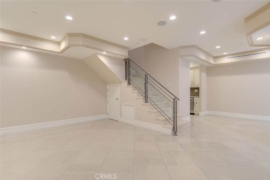 https://media.crmls.org/medias/e34a1f52-fc54-4d24-bcd0-42a7354ea4ae.jpg?preset=X-Large