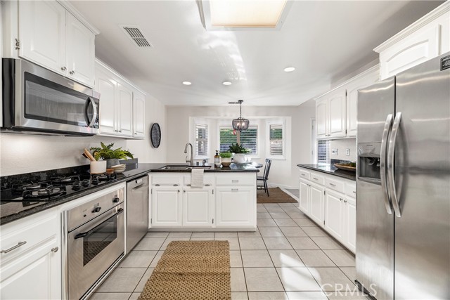 Detail Gallery Image 5 of 57 For 2286 Burlingame Drive, Chico,  CA 95928 - 4 Beds | 3 Baths