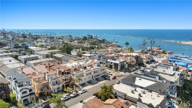 302 Carnation Avenue, Corona del Mar CA: https://media.crmls.org/medias/e351a0dc-8052-4fe7-a9af-16147c4b4eb9.jpg