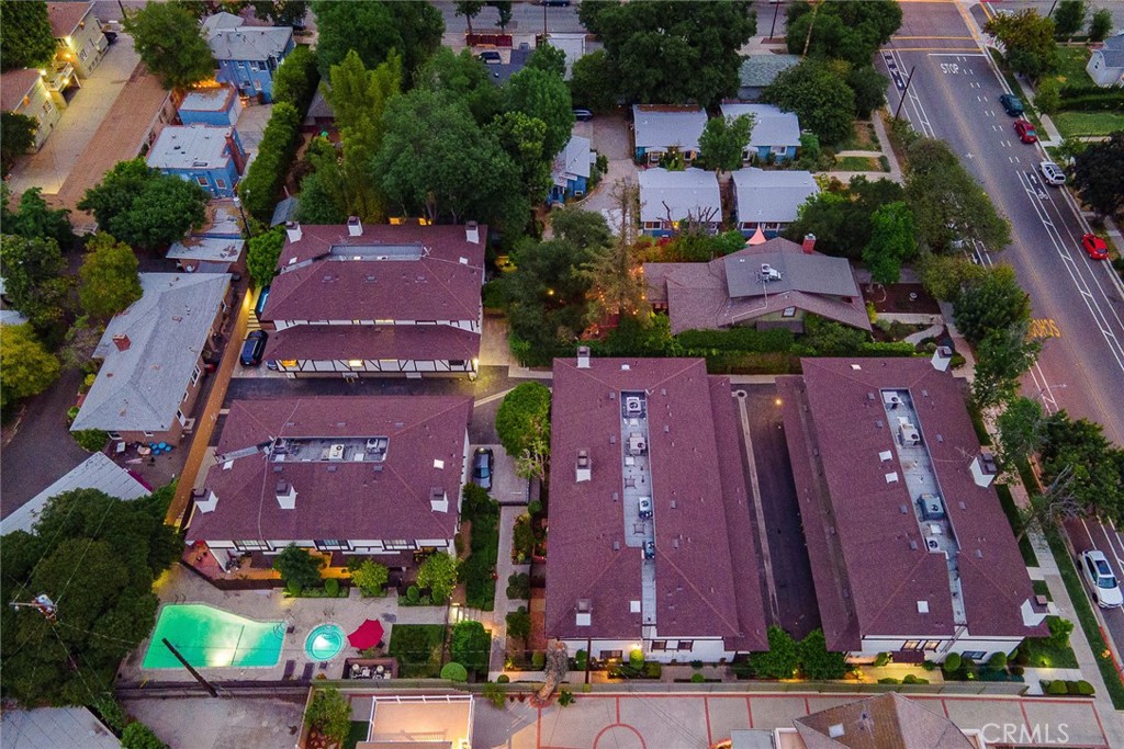 https://media.crmls.org/medias/e352f84d-7d00-45c0-a3ab-d7c59f880a66.jpg?preset=X-Large