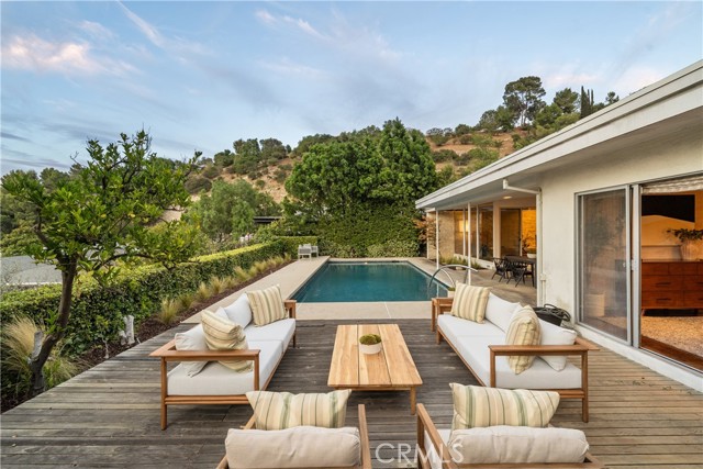 Detail Gallery Image 22 of 42 For 3511 Stonehill Pl, Sherman Oaks,  CA 91423 - 5 Beds | 3 Baths