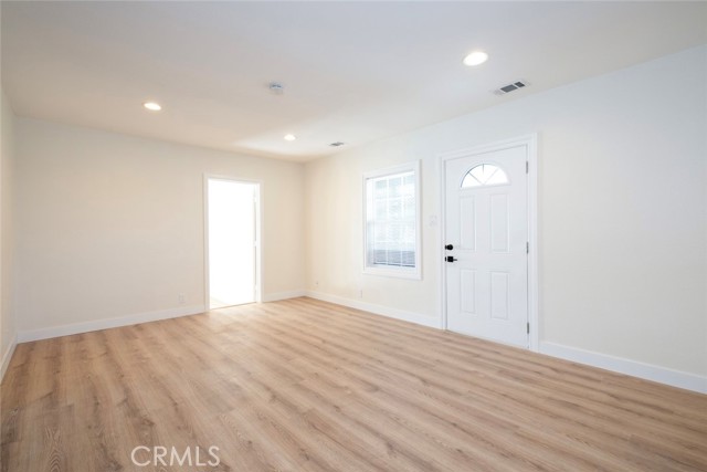 Detail Gallery Image 5 of 30 For 7912 Vineland Ave, Sun Valley,  CA 91352 - 3 Beds | 2 Baths