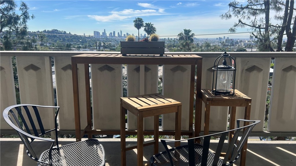 https://media.crmls.org/medias/e3558962-989a-47d3-b1b9-603f7541a22f.jpg?preset=X-Large