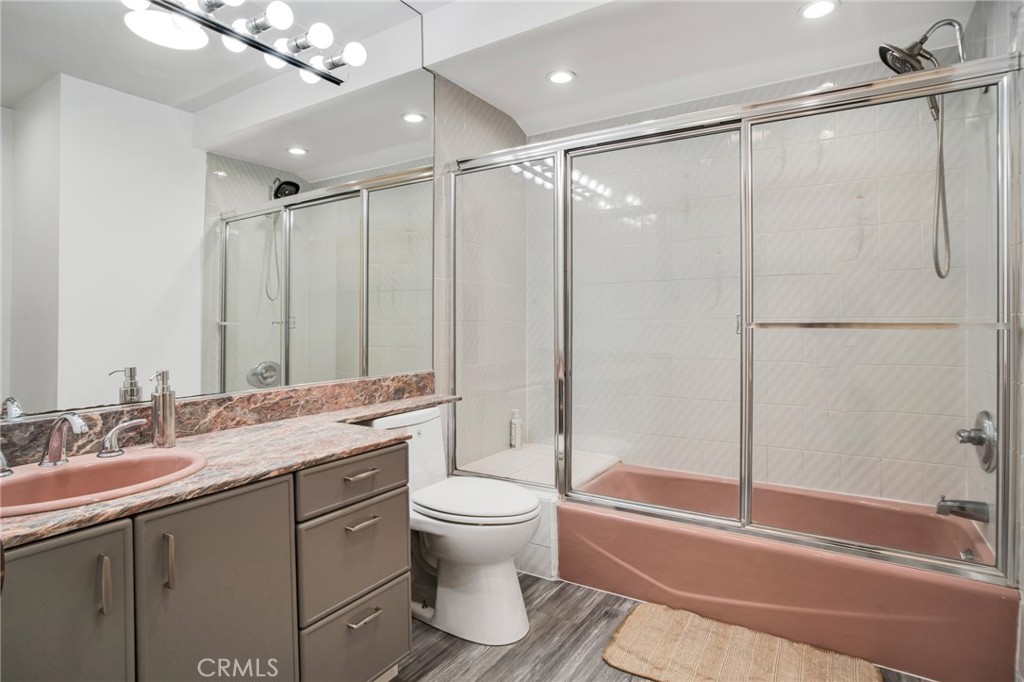 https://media.crmls.org/medias/e35658f4-c1aa-44a6-995e-e964a30ecd4e.jpg?preset=X-Large