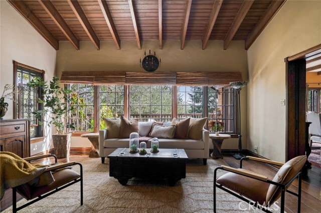 Detail Gallery Image 16 of 74 For 1020 Hillcroft Rd, Glendale,  CA 91207 - 6 Beds | 4/2 Baths