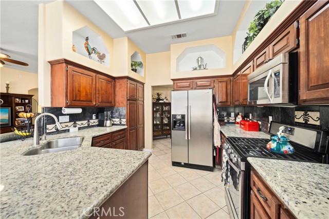 Detail Gallery Image 12 of 29 For 13808 via La Madera, Bakersfield,  CA 93314 - 4 Beds | 2 Baths