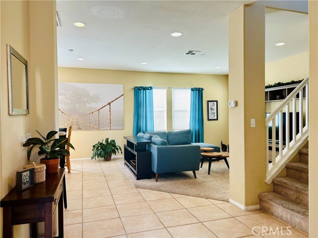 Detail Gallery Image 4 of 28 For 28238 Alton Way, Castaic,  CA 91384 - 4 Beds | 2/1 Baths