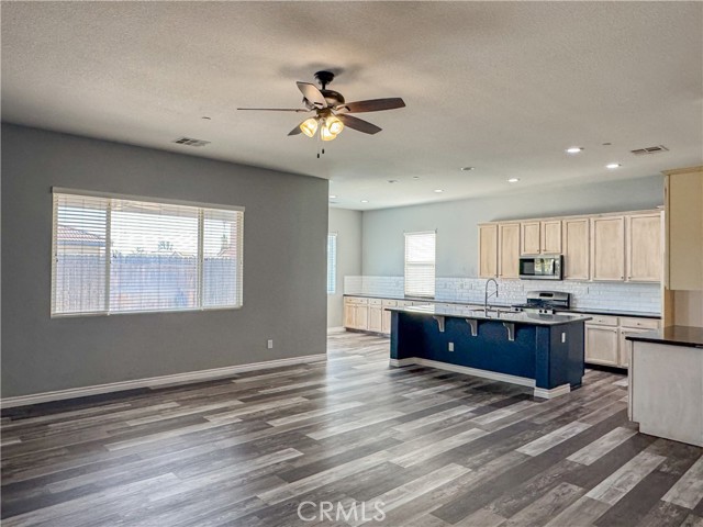 Detail Gallery Image 20 of 56 For 15527 Avanti Dr, Bakersfield,  CA 93314 - 4 Beds | 3/1 Baths