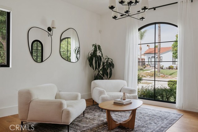 5142 Brynhurst Avenue, Los Angeles CA: https://media.crmls.org/medias/e361080a-1039-42a6-ab02-ec7ab5b2a442.jpg