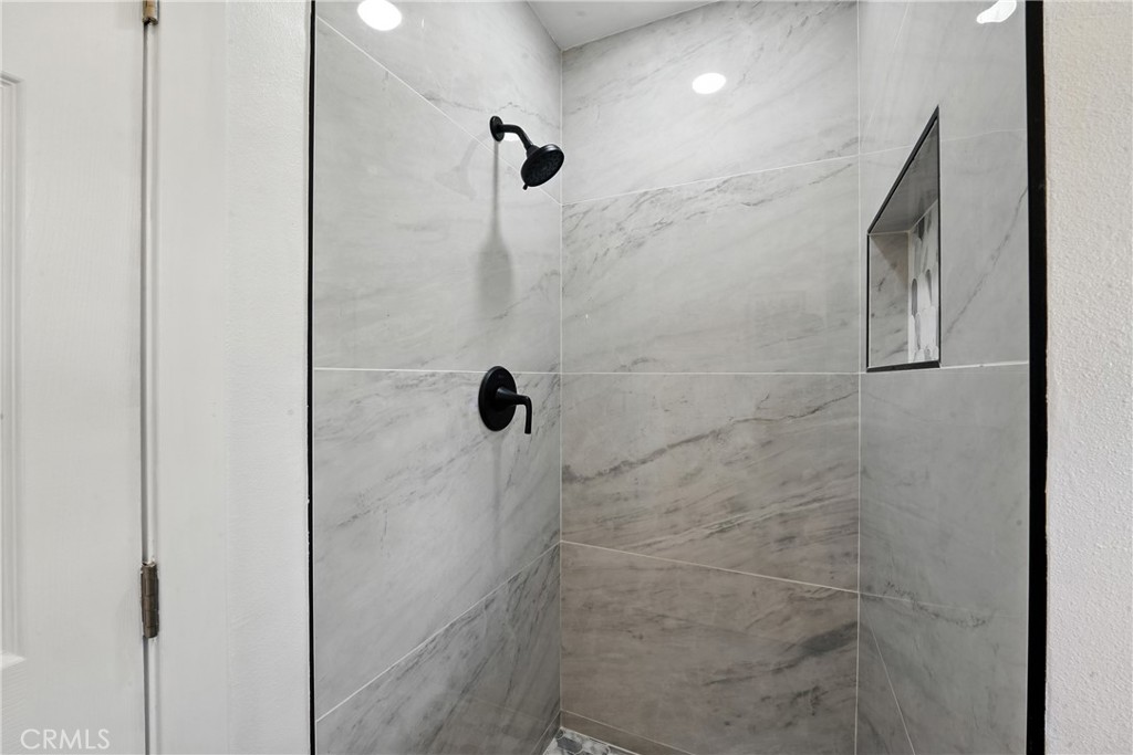 https://media.crmls.org/medias/e3623051-01b5-45e8-a658-d85a6fcae39f.jpg?preset=X-Large