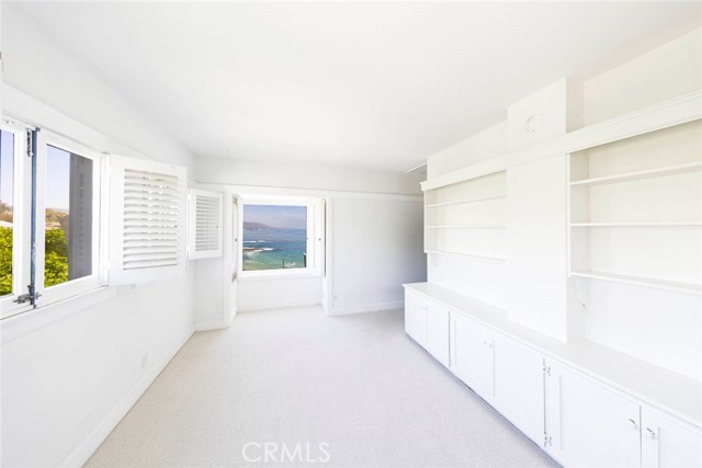 1051 Marine Drive, Laguna Beach CA: https://media.crmls.org/medias/e363bee1-5ca4-4f6f-aeb0-e7cc0cebe23e.jpg