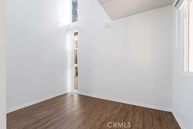 https://media.crmls.org/medias/e3646bb5-9c3f-455c-9cae-f559cf23966a.jpg?preset=X-Large