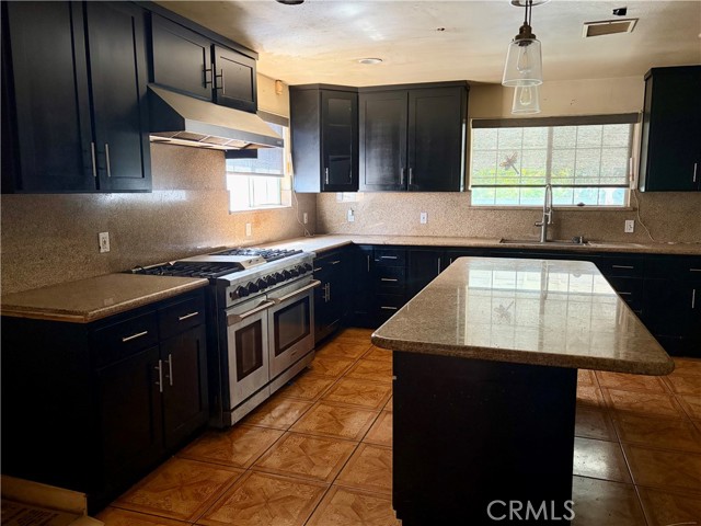 Detail Gallery Image 9 of 35 For 1042 W Mcfadden, Santa Ana,  CA 92707 - 5 Beds | 3/1 Baths