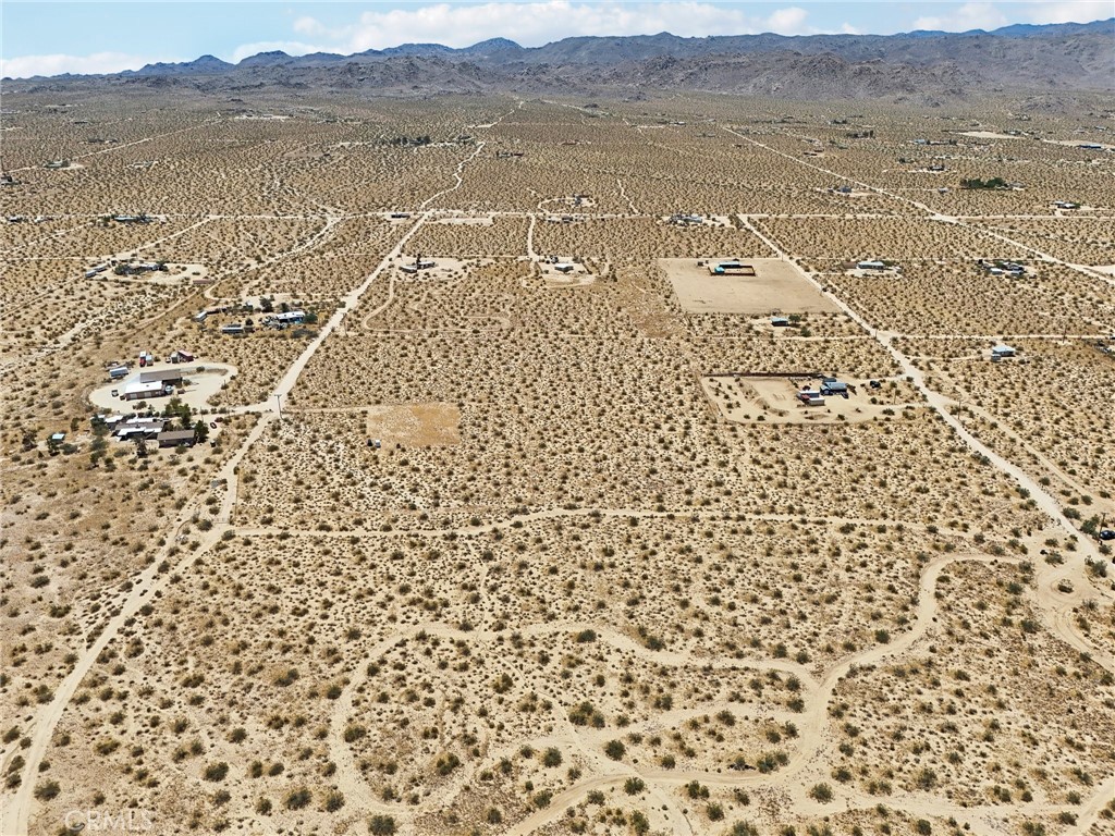 https://media.crmls.org/medias/e366eecf-e075-443e-97b5-fdb71b782a36.jpg?preset=X-Large