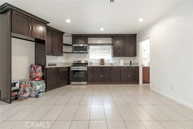 10265 Strathern Street, Sun Valley CA: https://media.crmls.org/medias/e3681e07-60c2-4d66-9b6e-9735dcd2f2ba.jpg