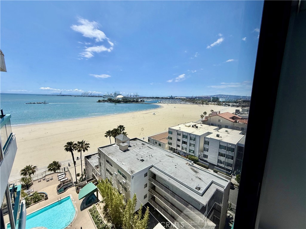 https://media.crmls.org/medias/e36a6a7c-e24e-4b63-a43c-fba2a9355242.jpg?preset=X-Large