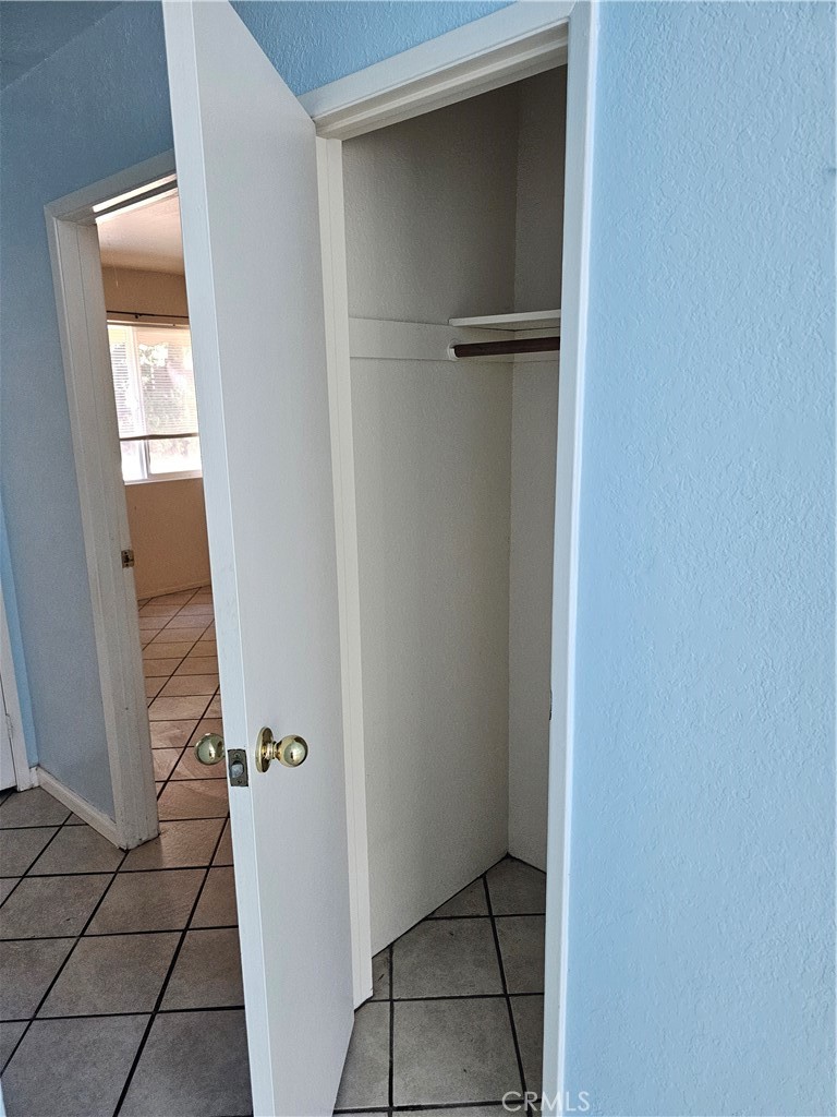 https://media.crmls.org/medias/e36bd1b0-4c12-409b-bab1-1c6695b57f0e.jpg?preset=X-Large